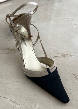 Zapatos Beguer negros y dorados de raso