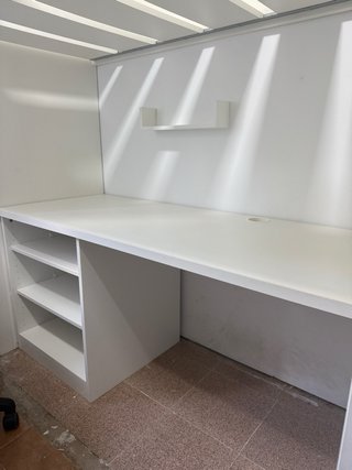 Cama alta con escritorio blanca