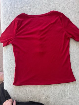 Camiseta borgoña acanalada botones