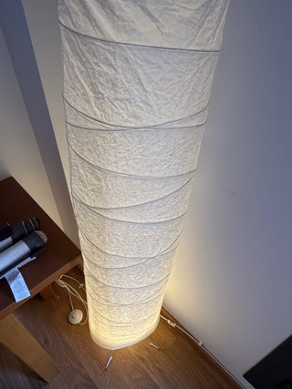 Lámpara de pie de papel