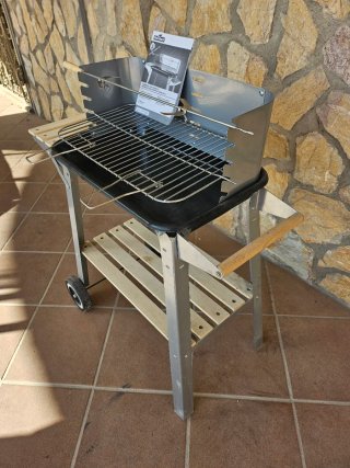 Barbacoa de metal y madera.  Completamente nueva.