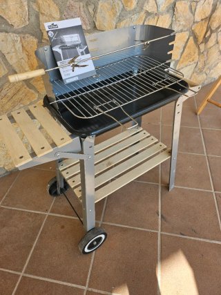 Barbacoa de metal y madera.  Completamente nueva.