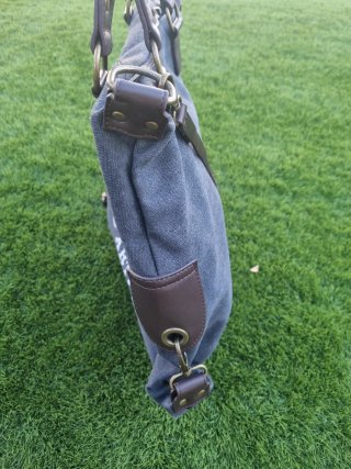 Bolso gris marengo con remaches de cuero marrones.
