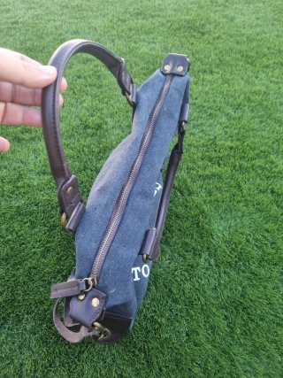 Bolso gris marengo con remaches de cuero marrones.