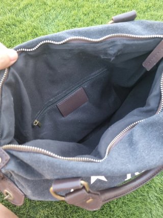 Bolso gris marengo con remaches de cuero marrones.