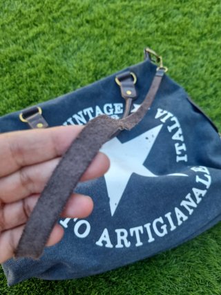 Bolso gris marengo con remaches de cuero marrones.