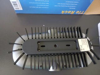 Appendiabiti per cravatte e cinture con luce LED integrata