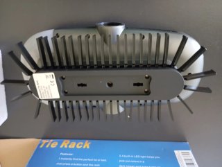 Appendiabiti per cravatte e cinture con luce LED integrata