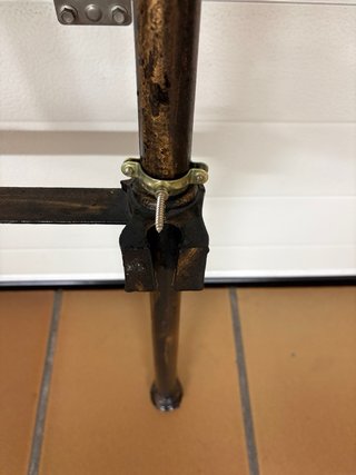 Cabecero antiguo de metal con detalles de latón