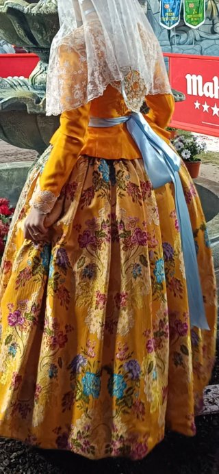 Traje de Fallera naranja y amarillo
