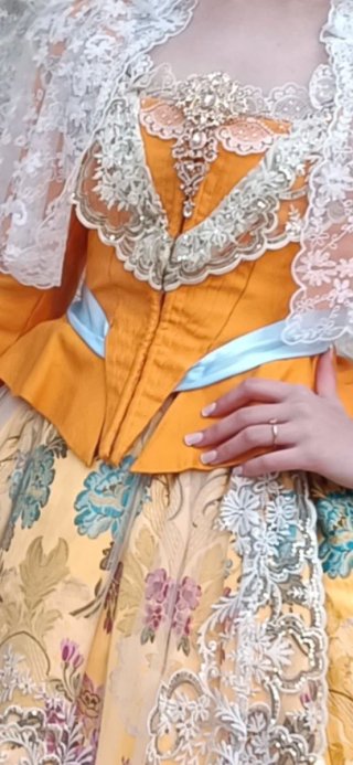 Traje de Fallera naranja y amarillo