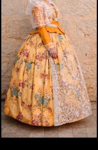 Traje de Fallera naranja y amarillo