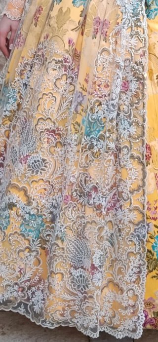 Traje de Fallera naranja y amarillo