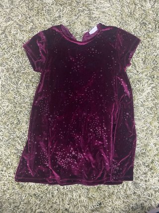 Vestido y capa de terciopelo para niña