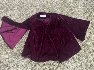 Vestido y capa de terciopelo para niña