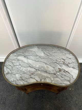 Mesa de caoba con cajón y tapa de mármol