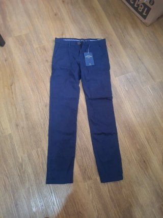 Pantaloni blu nuovi