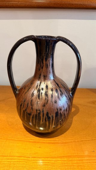 Jarrón de cerámica negro y marrón