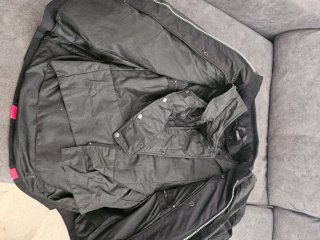 Chaqueta de moto negra y roja