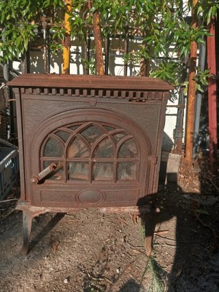 Estufa de leña antigua