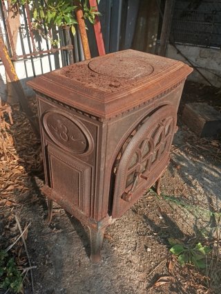 Estufa de leña antigua
