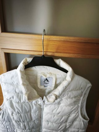 Chaleco acolchado mujer blanco, con  diseño unico