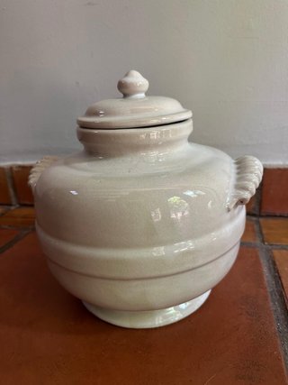 Sopera de cerámica beige con asas