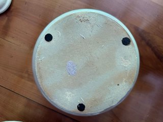 Sopera de cerámica beige con asas