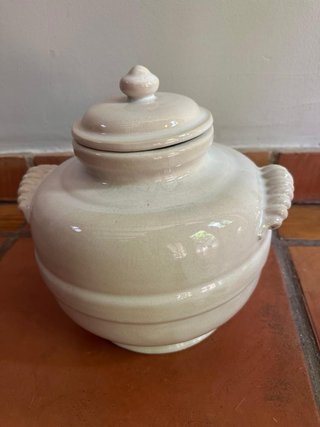 Sopera de cerámica beige con asas