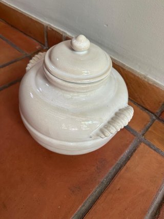 Sopera de cerámica beige con asas