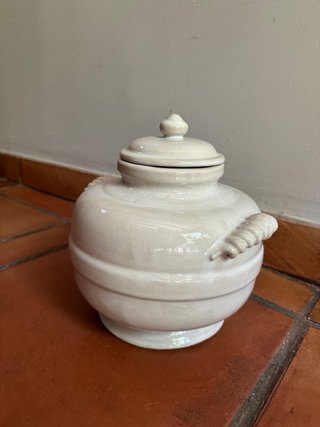 Sopera de cerámica beige con asas