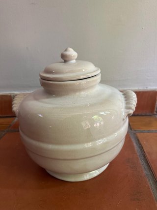 Sopera de cerámica beige con asas