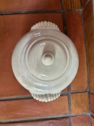 Sopera de cerámica beige con asas