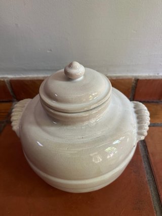 Sopera de cerámica beige con asas