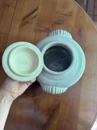 Sopera de cerámica beige con asas
