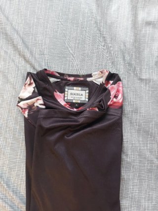 Camiseta SikSilk Negra con Flores