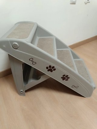 Escalera Plegable Mascotas prácticamente nueva.