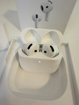 Apple AirPods 4 con cancelación activa de ruido