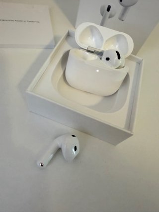 Apple AirPods 4 con cancelación activa de ruido