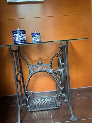 mesa decorativa hecha a partir del pie de hierro