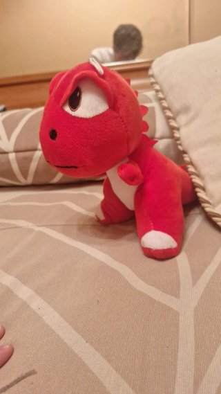Peluche dinosaurio rojo y pez naranja