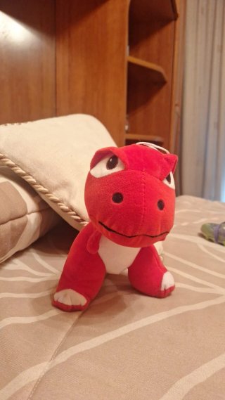Peluche dinosaurio rojo y pez naranja