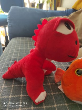 Peluche dinosaurio rojo y pez naranja