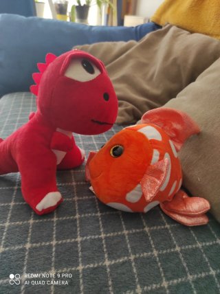 Peluche dinosaurio rojo y pez naranja
