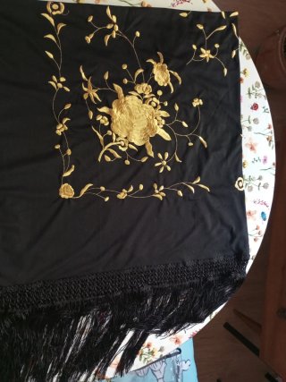 Mantón de Manila Negro Bordado Dorado