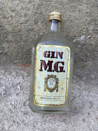 Botella de Gin M.G. antigua