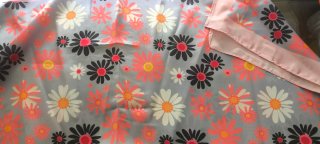 Pañuelo estampado flores gris y rosa