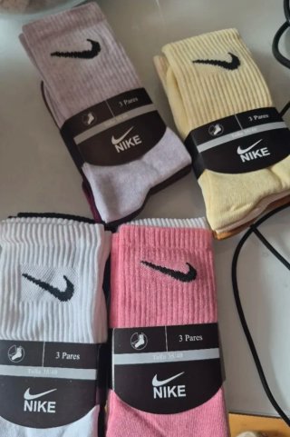 Calcetines Nike de colores.