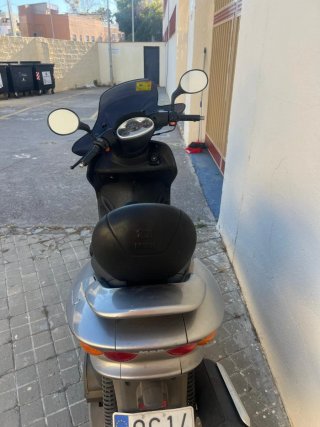 Moto Scooter Negra y Plateada