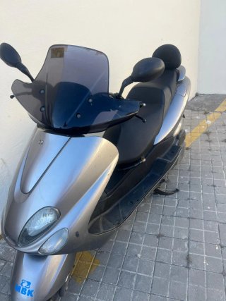 Moto Scooter Negra y Plateada